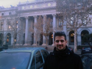 Este soy yo, frente a la Bolsa de Madrid